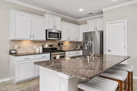 Kitchen - 3869 Oakmist Bend Ln, Spring, TX 77386 photo 3 of 5