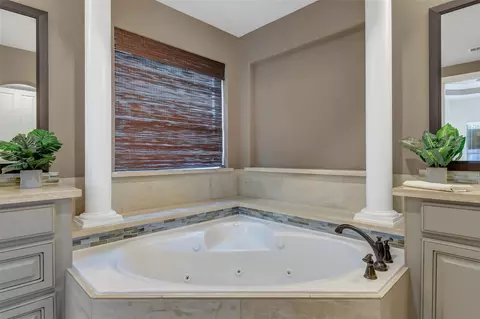 Bath - 28030 Comal Karst Dr, Spring, TX 77386 photo 4 of 9