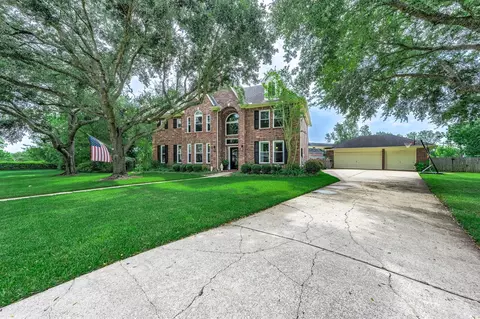 907 Middlecreek St, Friendswood, TX 77546