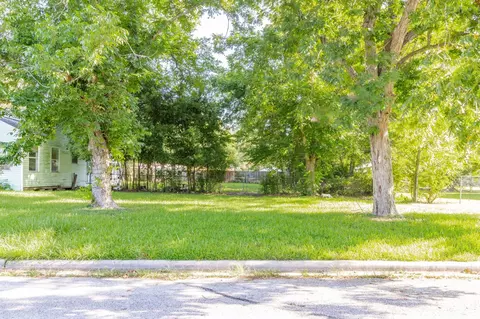 404 Harvey Ave, Baytown, TX 77520