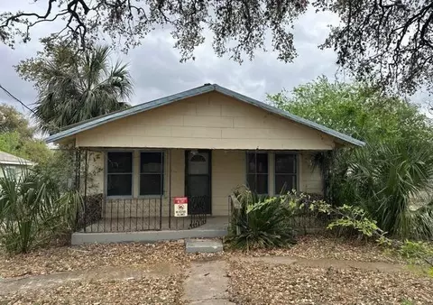 706 Pearson St, Natalia, TX 78059