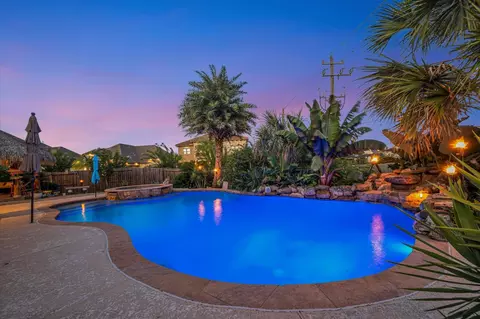 322 Marina Oaks Ct, Kemah, TX 77565