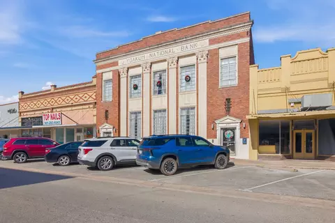 207 W Grand Ave, Yoakum, TX 77995