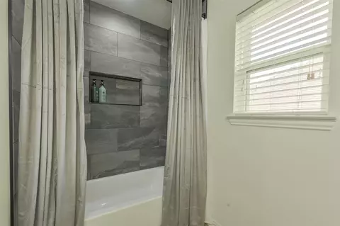 Bath - 38 Hallmark Dr, Conroe, TX 77304 photo 8 of 8