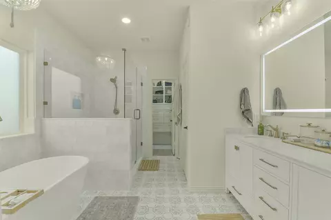 Bath - 38 Hallmark Dr, Conroe, TX 77304 photo 4 of 8