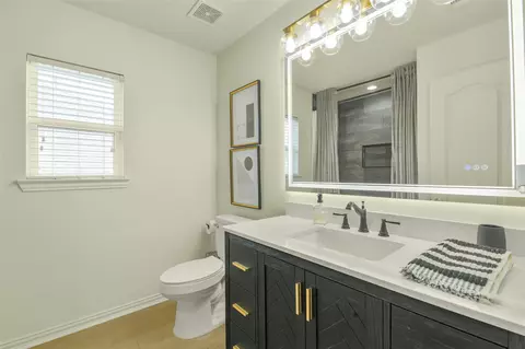 Bath - 38 Hallmark Dr, Conroe, TX 77304 photo 7 of 8