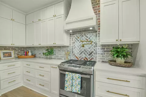 Kitchen - 38 Hallmark Dr, Conroe, TX 77304 photo 10 of 12