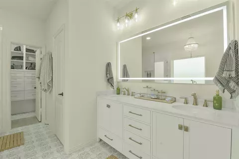 Bath - 38 Hallmark Dr, Conroe, TX 77304 photo 5 of 8