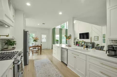 Kitchen - 38 Hallmark Dr, Conroe, TX 77304 photo 9 of 12