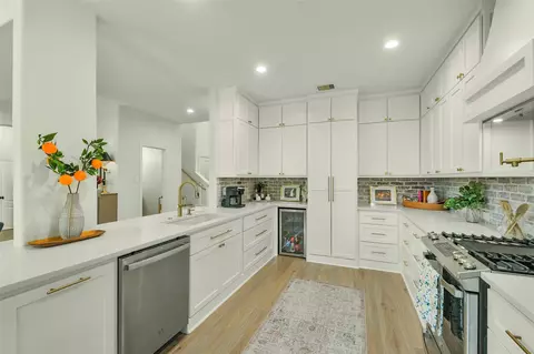 Kitchen - 38 Hallmark Dr, Conroe, TX 77304 photo 8 of 12