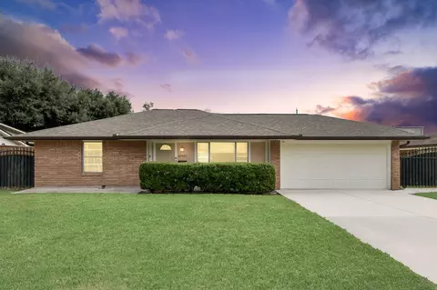 10935 Timberoak Dr, Houston, TX 77043