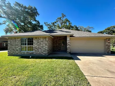 216 Sleepy Hollow Dr, Lake Jackson, TX 77566