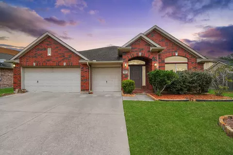 1103 Lake Shore Dr, Pearland, TX 77581