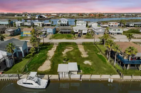 402 Shark Ln, Surfside Beach, TX 77541
