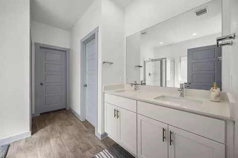 Bath - 7018 Whispering Leaf St, Rosenberg, TX 77469 photo 1 of 4