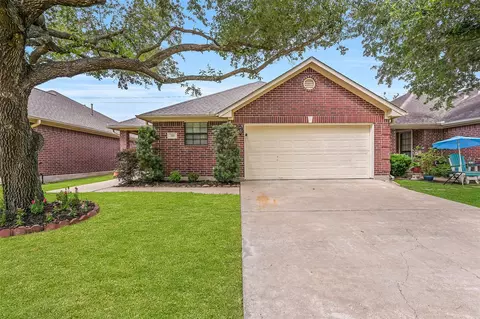 211 Live Oak Ln, Friendswood, TX 77546