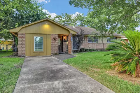 111 Mimosa St, Lake Jackson, TX 77566