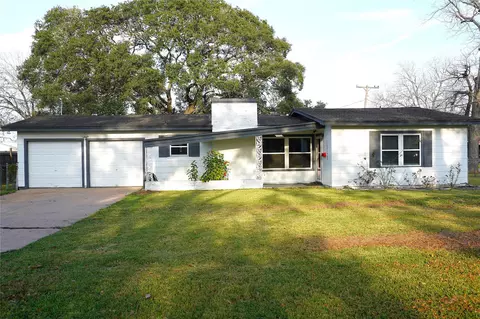 1202 Mac Dr, Sweeny, TX 77480