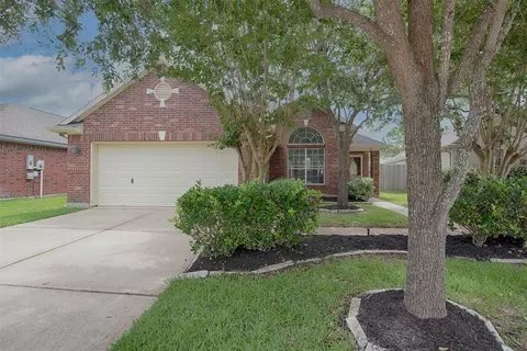 2725 Hidden Landing Dr, Pearland, TX 77584