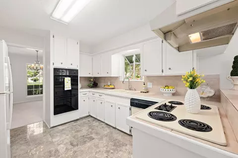 Kitchen - 17407 Loring Ln, Spring, TX 77388 photo 2 of 4