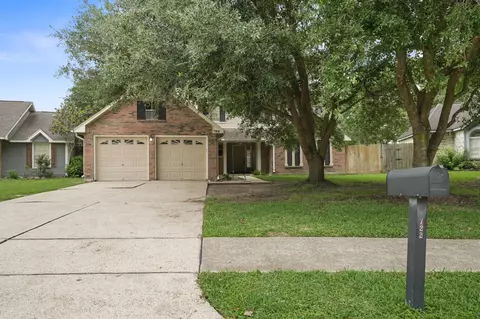 722 Regency Ct, Friendswood, TX 77546