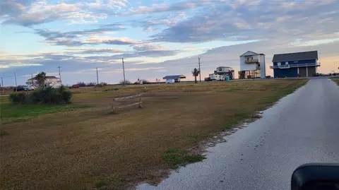 1221 Rollover Cir, Gilchrist, TX 77617