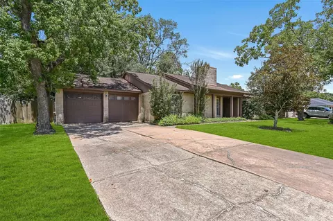 1109 W Castlewood Ave, Friendswood, TX 77546