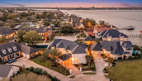 1002 Island Vw, Kemah, TX 77565