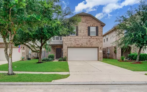 6882 Dogwood Cliff Ln, Dickinson, TX 77539
