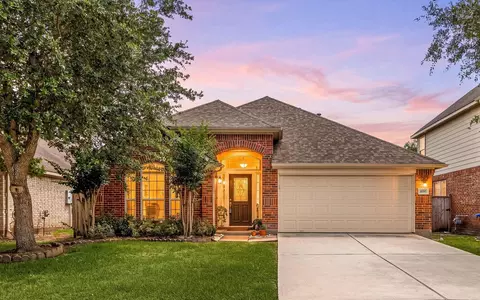 20707 Sapphire Lake Rd, Richmond, TX 77407