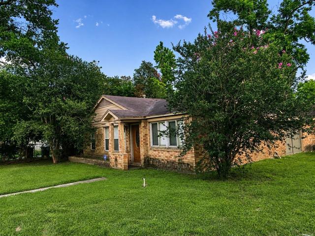 8402 Darlington Dr, Houston, TX 77028