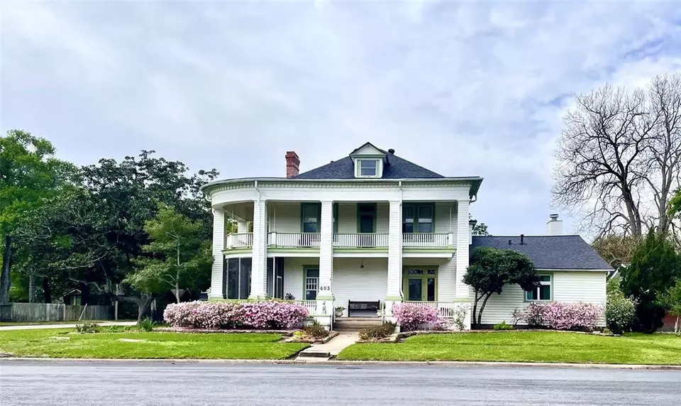 403 Hoskins Broadway St, El Campo, TX 77437 21 Photos Movoto