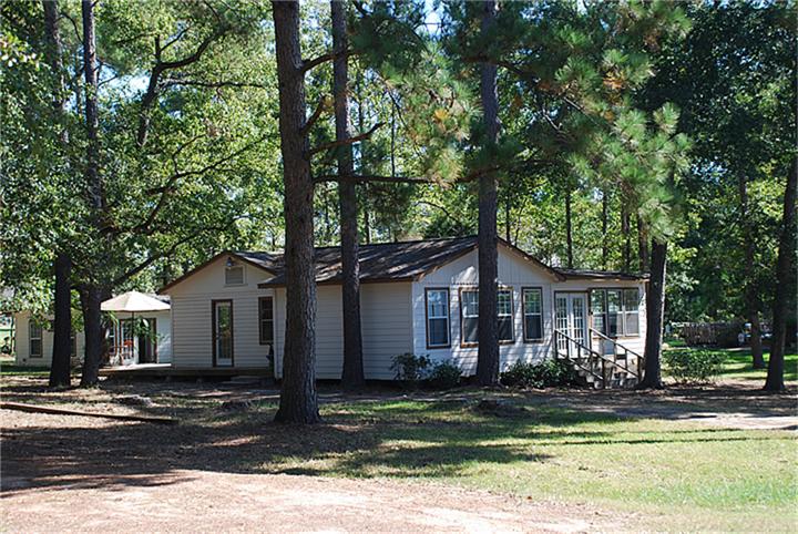 2261 Willow Dr, Conroe, TX 77304 photo 1