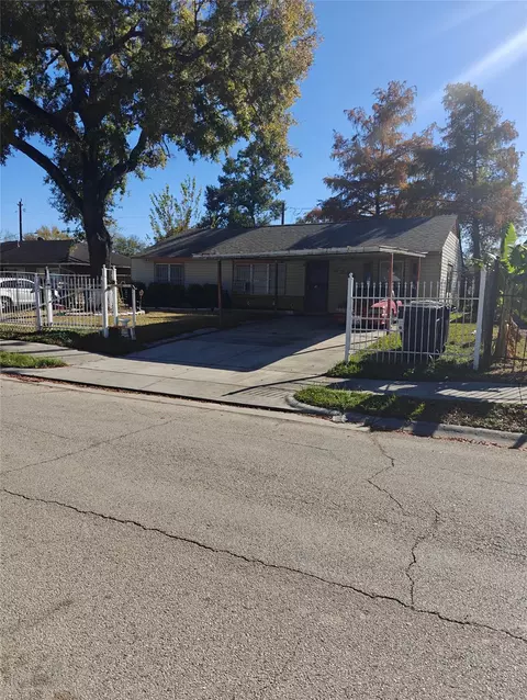5874 Westover St, Houston, TX 77033