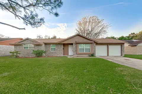 5202 Royal Oak Dr, Texas City, TX 77591