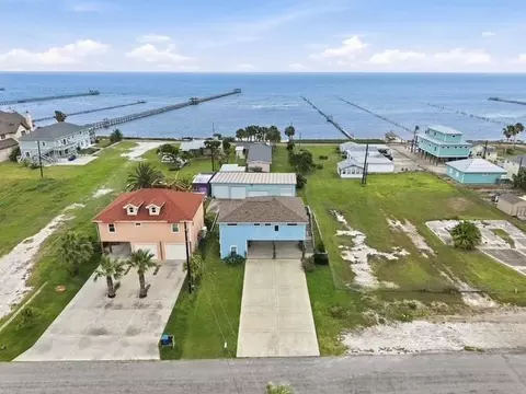 1306 S Magnolia St, Rockport, TX 78382