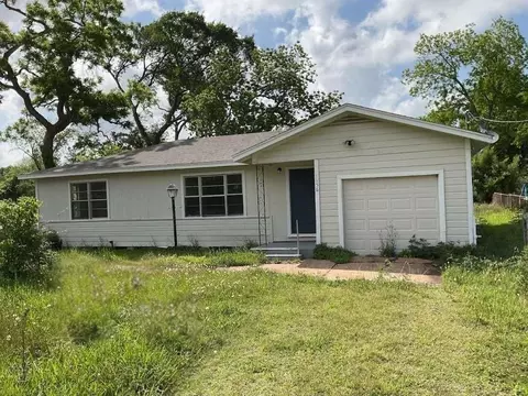 1156 2nd St, Clute, TX 77531