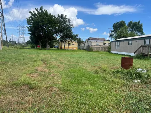 1100 Pine St, Baytown, TX 77520