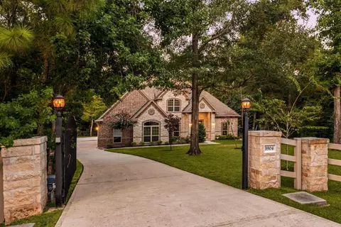 Exterior - 1902 1904 Boulder Ridge Dr, Conroe, TX 77304 photo 2 of 7