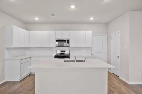 Kitchen - 12072 Moonlight Path Dr, Conroe, TX 77304 photo 2 of 4
