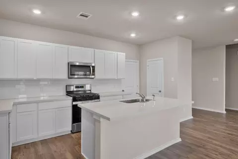 Kitchen - 12072 Moonlight Path Dr, Conroe, TX 77304 photo 3 of 4