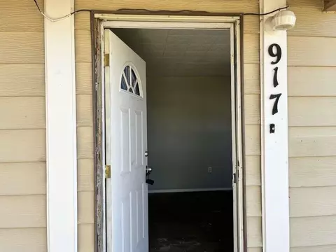 Entry Way - 917 Nelson St, Borger, TX 79007 photo 1 of 2