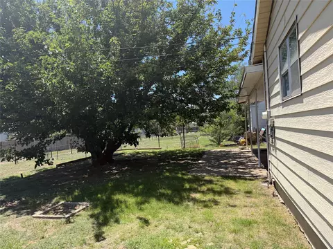 Exterior - 917 Nelson St, Borger, TX 79007 photo 5 of 6