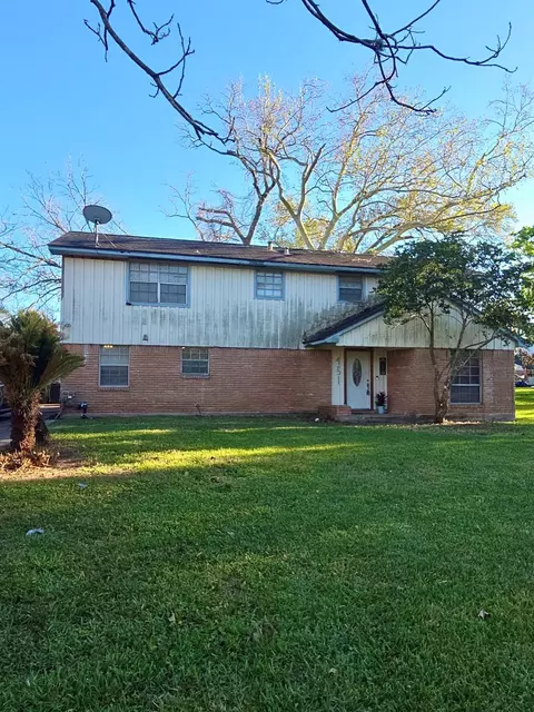 451 Southern Oaks Drive Dr, Lake Jackson, TX 77566