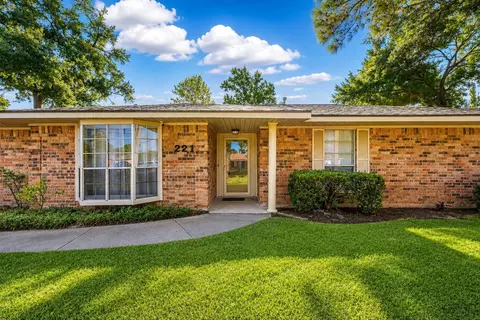 221 Maple St, Highlands, TX 77562