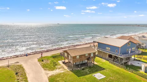 902 Beach Dr, Surfside Beach, TX 77541