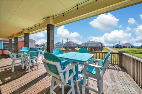 2019 Vista Dr, Crystal Beach, TX 77650
