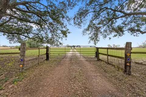 5902 Fm 1952 Rd, Wallis, TX 77485
