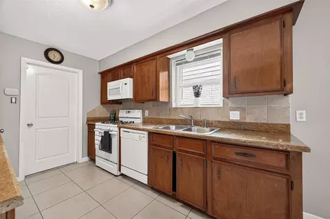 Kitchen - 24114 Spring Briar Ln, Spring, TX 77373 photo 2 of 4