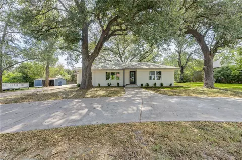 713 S Holland St, Bellville, TX 77418